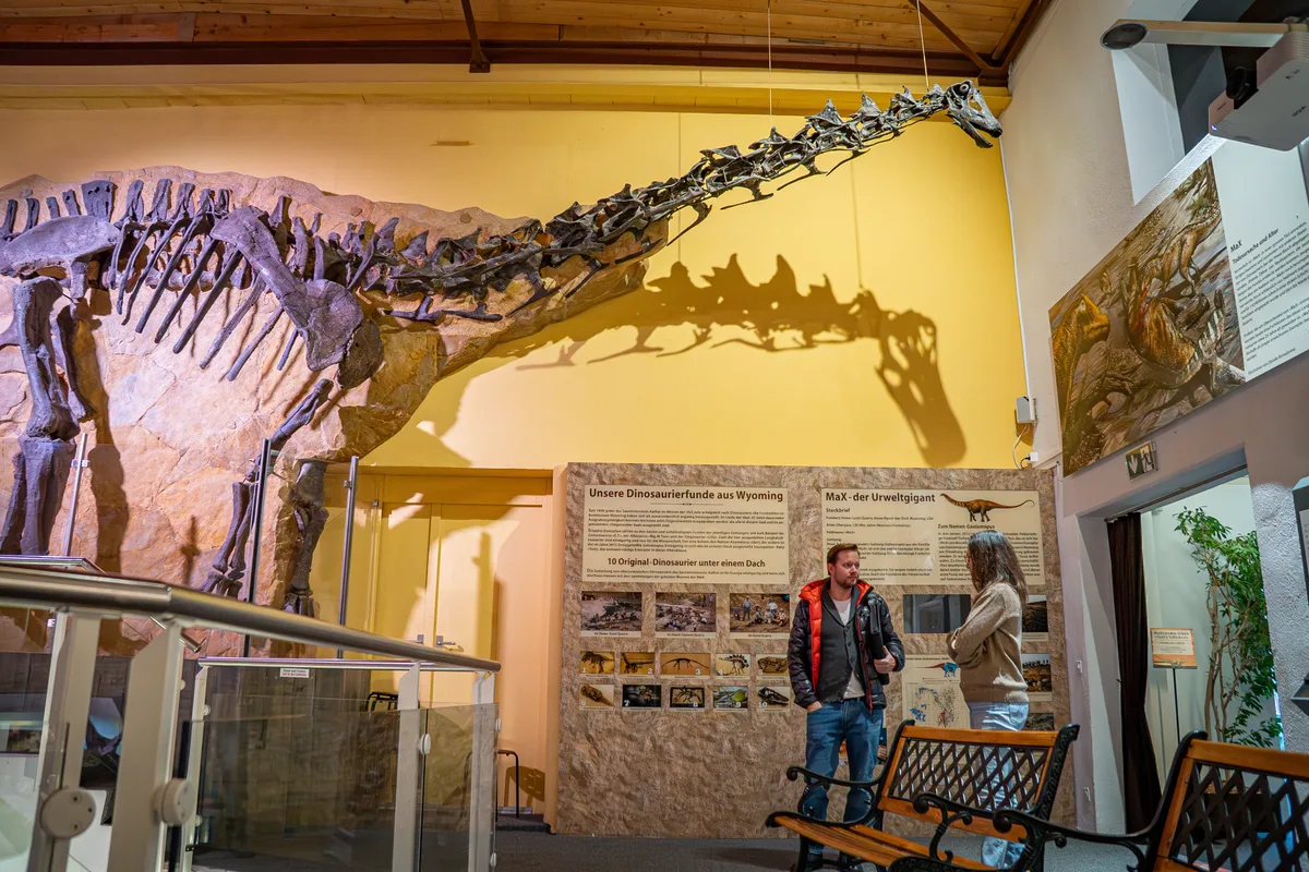 Yolanda Schicker-Siber im Gespräch mit dem Journalisten bei einem Langhalsdinosaurier.